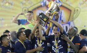 Ángel Tejeda (levantando la copa) anotó un total de 10 goles en toda la temporada, posicionándose en el segundo escalón de la tabla de máximos goleadores.