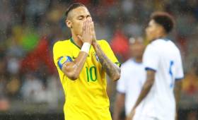 Neymar tuvo pocas ocasiones de gol en los 45 minutos que jugó ante Honduras.
