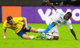 Filipe Luis le hizo una dura entrada a Boniek y lo sacó del partido en el primer tiempo.