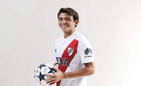 Ya Hernández posó con la camisa del River Plate.