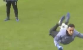 Las imágenes de Keylor Navas intentando hacer el escorpión ya le dan la vuelta al mundo.