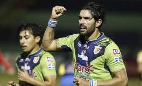 Sebastián el 'Loco' Abreu marcó tres anotaciones de cabeza en la semifinal de Ida de El Salvador.