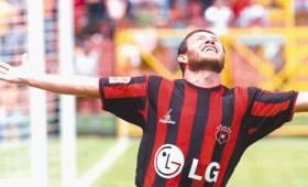 Rolando Fonseca es una de las figuras del fútbol costarricense que vistió la camiseta del Saprissa y Alajuelense. (Foto: La Nación).