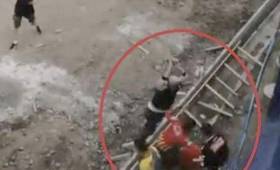 La brutal agresión que se dio entre barras quedó registrada en los vídeos de las cámaras de seguridad.