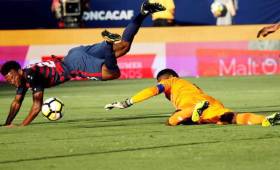 El guardameta de Jamaica debió salir tras la lesión en su mano derecha.