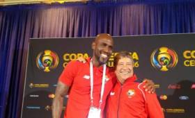 El director técnico mostró buen semblante ante la prensa y se tomó fotos con su capitán Felipe Baloy. (Foto: TVMax)