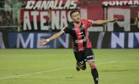 Róger Rojas celebra su tercer gol con Liga Deportiva Alajuelense en el campeonato costarricense. (Foto: La Nación)