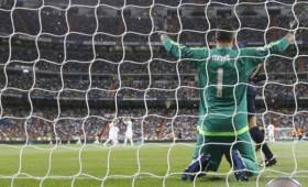 Keylor Navas acostumbra previo a los juegos arrodillarse en el campo de juego y rezar.
