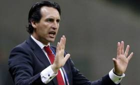 El técnico analizó en su momento la posibilidad de quitarle la barrera a Messi.