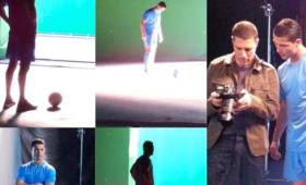 Cristiano Ronaldo junto al productor, en el momento que realizaban la grabación del comercial.