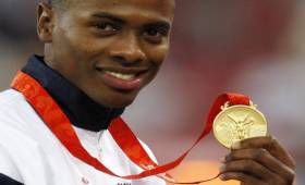 El atleta de salto largo panameño, Irving Saladino muestra con orgullo su presea de oro obtenida en Pekín 2008.