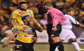 Randall Azofeifa le muestra al árbitro la agresión recibida por parte de Meneses. (Foto: Nación.com)