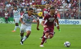 Torneo Apertura 2007-Final-Motagua Vrs Marathon. Jorge Claros volante del Motagua Disputa El Balon con Erick Scott Delantero Del Marathon