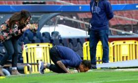Dani Alves besó el escudo que está en el terreno de juego del estadio Camp Nou.