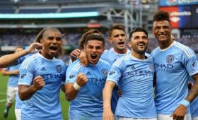 Ronald Matarrita festeja un gol junto a sus compañeros del New York City.