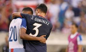 El defensor costarricense al finalizar los 90 minutos fue donde Aníbal Godoy para consolarlo tras su autogol en el juego.