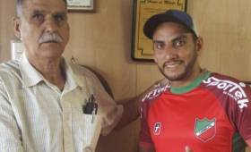 El atacante Alejandro Alpízar fue informado a través de un mensaje de texto que no continuaría en Carmelita. (Foto: Nación)