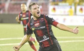 Kenner Gutiérrez anotó un buen gol en el juego de Alajuelense ante la Universidad de Costa Rica.