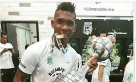 Roderick Miller posa orgulloso con su medalla de campeón y la ansiada Copa Libertadores.