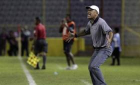 El técnico argentino no se guardó nada y habló con todo sobre el fútbol de El Salvador.