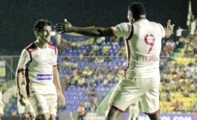 Ambos futbolistas panameños celebraron a lo grande la victoria con su equipo.