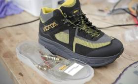 La teoría muestra que somos capaces de generar entre 10 y 20 varios que se desperdician en forma de calor cuando caminamos, una cantidad que puede ser aprovechada para cargar dispositivos móviles.