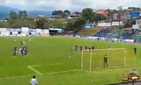 La espectacular jugada sorprendió a los presentes en el juego del Municipal Grecia en segunda división de Costa Rica.