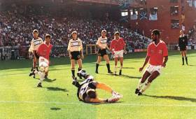 Arnoldo Cayasso no se puso nervioso para definir ante el arquero escocés, quien no pudo evitar el gol que le daría la victoria a Costa Rica.