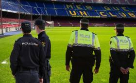 La Guardia Urbana y de la Policía serán los encargados de la seguridad del Camp Nou este martes.