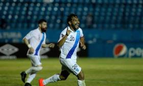 Carlos Ruiz marcó cinco goles en su despedida de la selección de Guatemala donde marcó en total 68.(EFE)