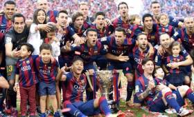La plantilla del Barcelona recibió la Copa que lo acredita campeón de Liga y festejó con su afición en el propio Camp Nou. Foto AFP