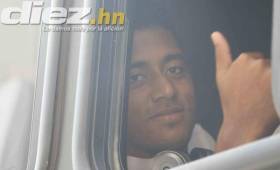 Momentos cuando el delantero hondureño Anthony Lozano salía en el autobús para el entrenamiento de esta tarde con la Selección Sub-23. Foto Delmer Martínez