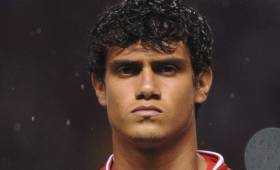 Yeltsin Tejeda es uno de los hombres de confianza en el medio campo de Oscar Ramírez.