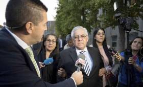 El dirigente habla con un grupo de periodistas a su salida de una audiencia judicial. (Foto: AFP).