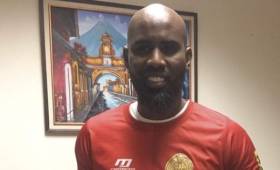 Felipe Baloy ya fue presentado oficialmente como nuevo refuerzo del Municipal de Guatemala. (Foto: Municipal)