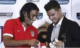 Falcao compartió con Badilla en el juego amistoso desarrollado en Costa Rica entre el Atlético de Madrid y el Saprissa.