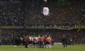 El drone que lanzaron los aficionados de Boca Juniors con el 'fantasma de la B'.