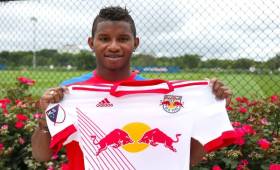 El defensor posó con la camiseta del New York Red Bull a su llegada.