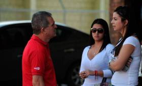 Un personero del Herediano dialoga con Joselyn Calvo, la mujer que llegó con la policía a cobrarle el dinero a Josimar Arias (La Nación)