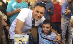 Keylor Navas compartió en el aeropuerto Juan Santamaría con el niño que esperaba cumplir el sueño de conocer al guardameta del Real Madrid. (Foto: Keylor Navas)