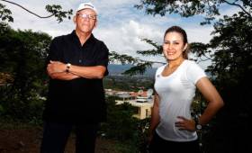 Jairo Ríos junto a Jenny Fernández haciendo una escala en la montaña de El Merendón.
