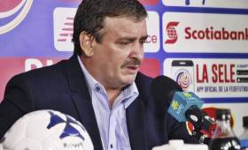 Oscar Ramírez dio la lista de 27 convocados para preparar los juegos eliminatorios de junio. (Foro: Dennis Fajardo - DIEZ)