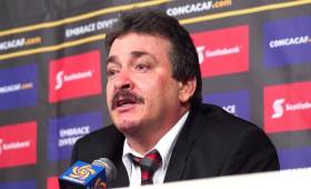 El técnico de Costa Rica, Oscar Ramírez valora diferents posibilidades de futbolistas para la convocatoria para los juegos ante Jamaica. (Foto: Concacaf)