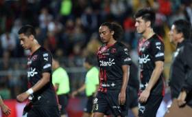 Alajuelense suele marcharse del campo de forma triste tras los malos resultados. (Cortesía)