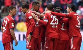 Jugadores del Bayern celebran una de sus anotaciones del encuentro en jornada 32 de la liga alemana.