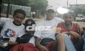 Fotografía en el carro del padre de Roger Rojas con los costarricenses.