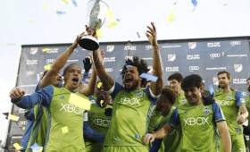 Román Torres celebró a lo grande el campeonato del Seattle Sounders en la MLS.