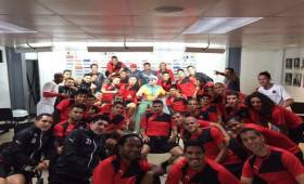 Los jugadores alajuelenses mostraron un buen semblante tras el show ofrecido por el comediante. (Foto: Facebook)