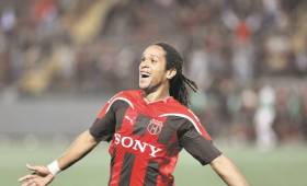 Jonathan McDonald anotó el segundo gol en la victoria de Alajuelense.