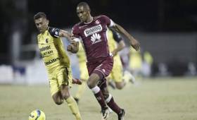 En la imagen aparece Jerry Bengston en el juego del Saprissa ante el Municipal Liberia.